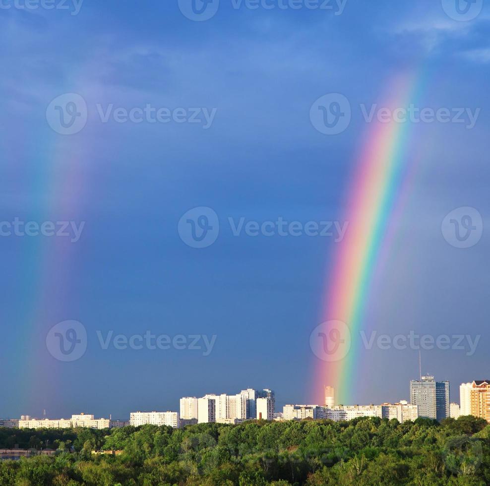 arco iris bajo el parque de la ciudad foto