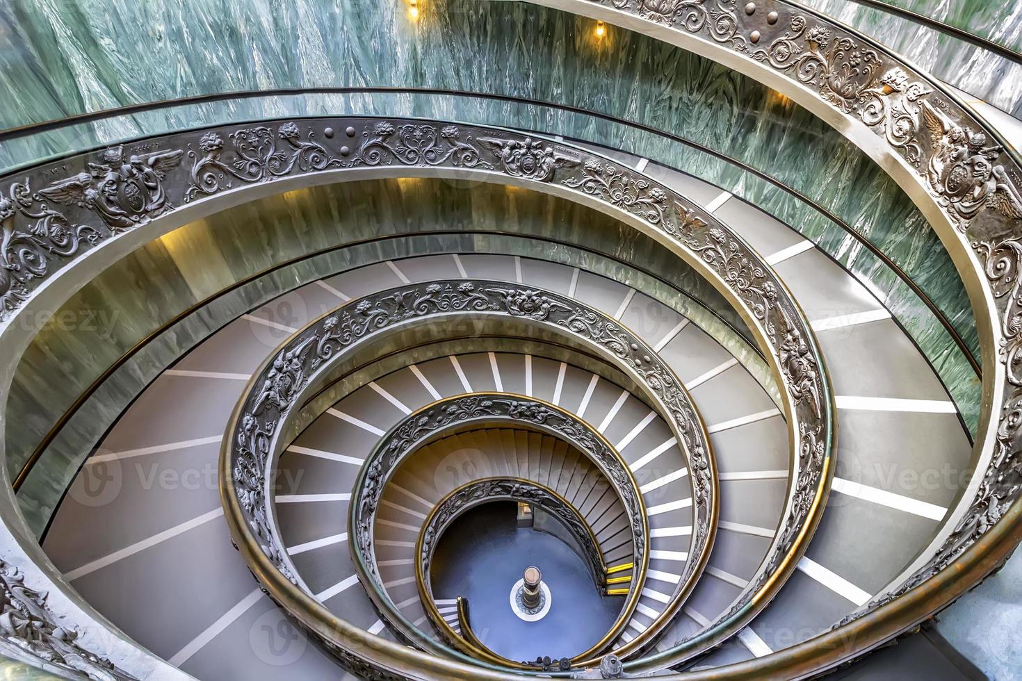 famoso museo del vaticano, la escalera le da un ambiente más gótico. museo del vaticano en roma, italia foto