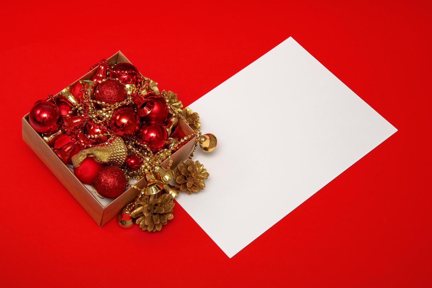 hoja en blanco vacía con caja de juguetes para árbol de navidad, contenido navideño foto