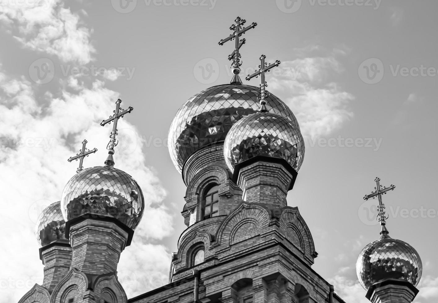 Cruz de la iglesia cristiana en alta torre campanario para la oración foto