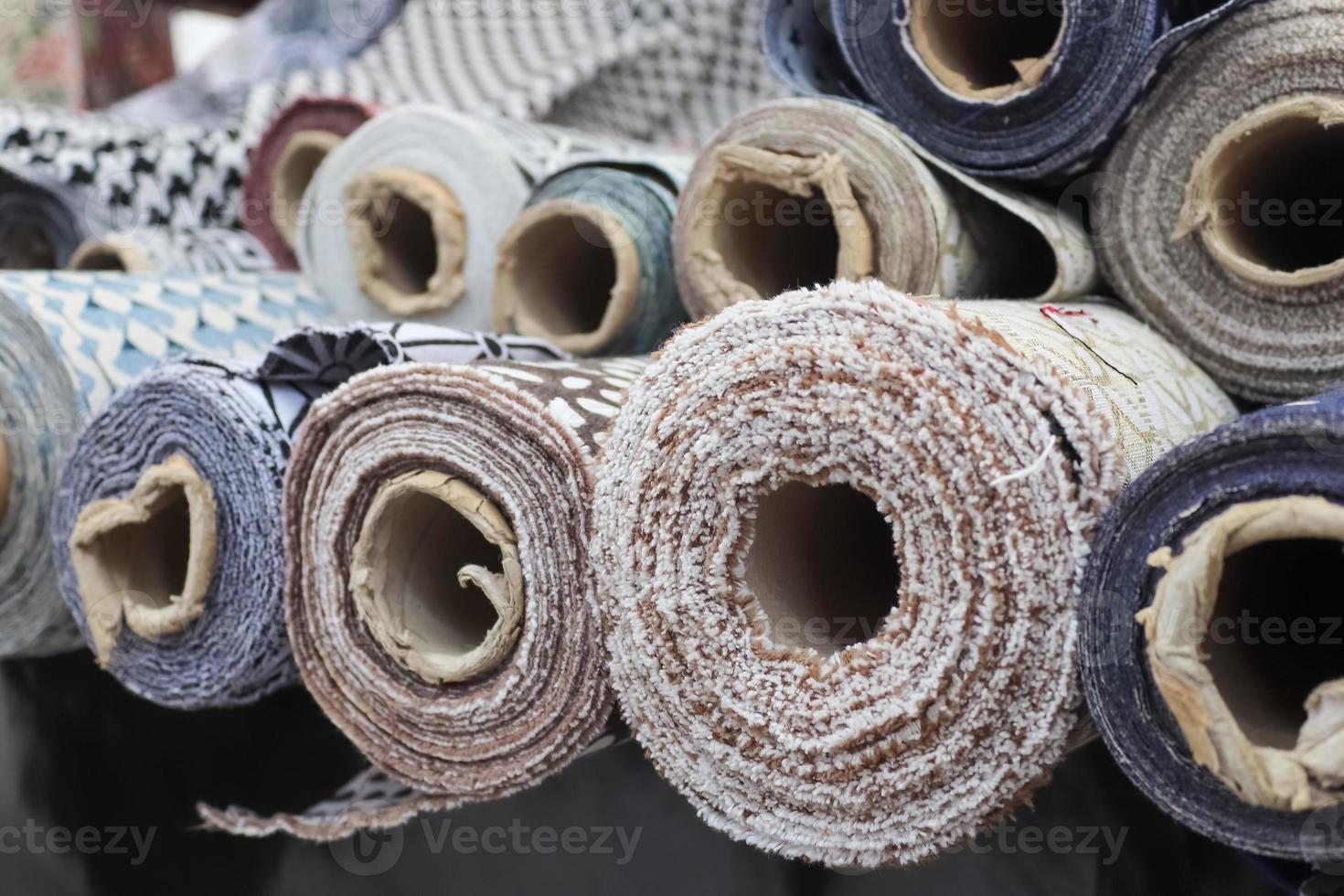 muestras de telas y tejidos de diferentes colores que se encuentran en un mercado de tejidos foto