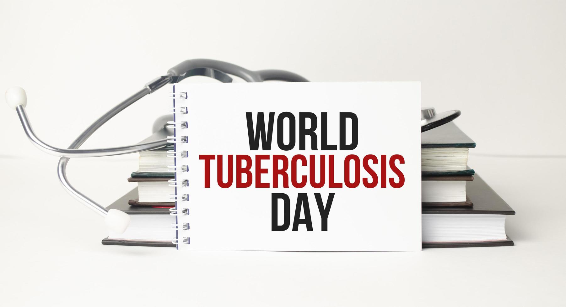 palabras del día mundial de la tuberculosis en cuaderno y estetoscopio foto