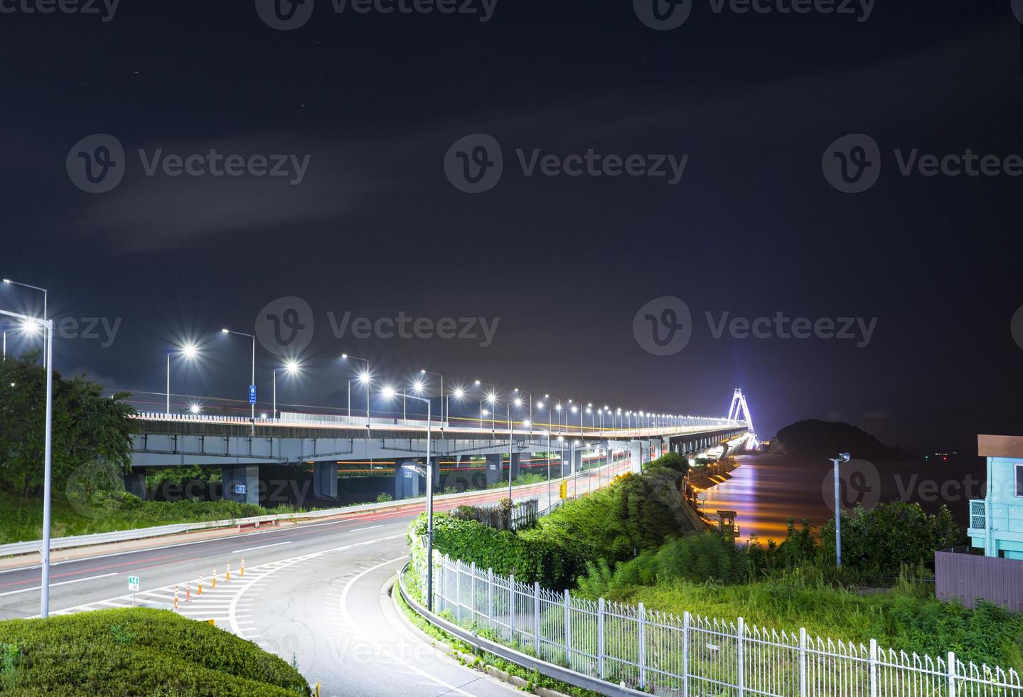 vista nocturna del puente yeongjong en incheon, corea foto
