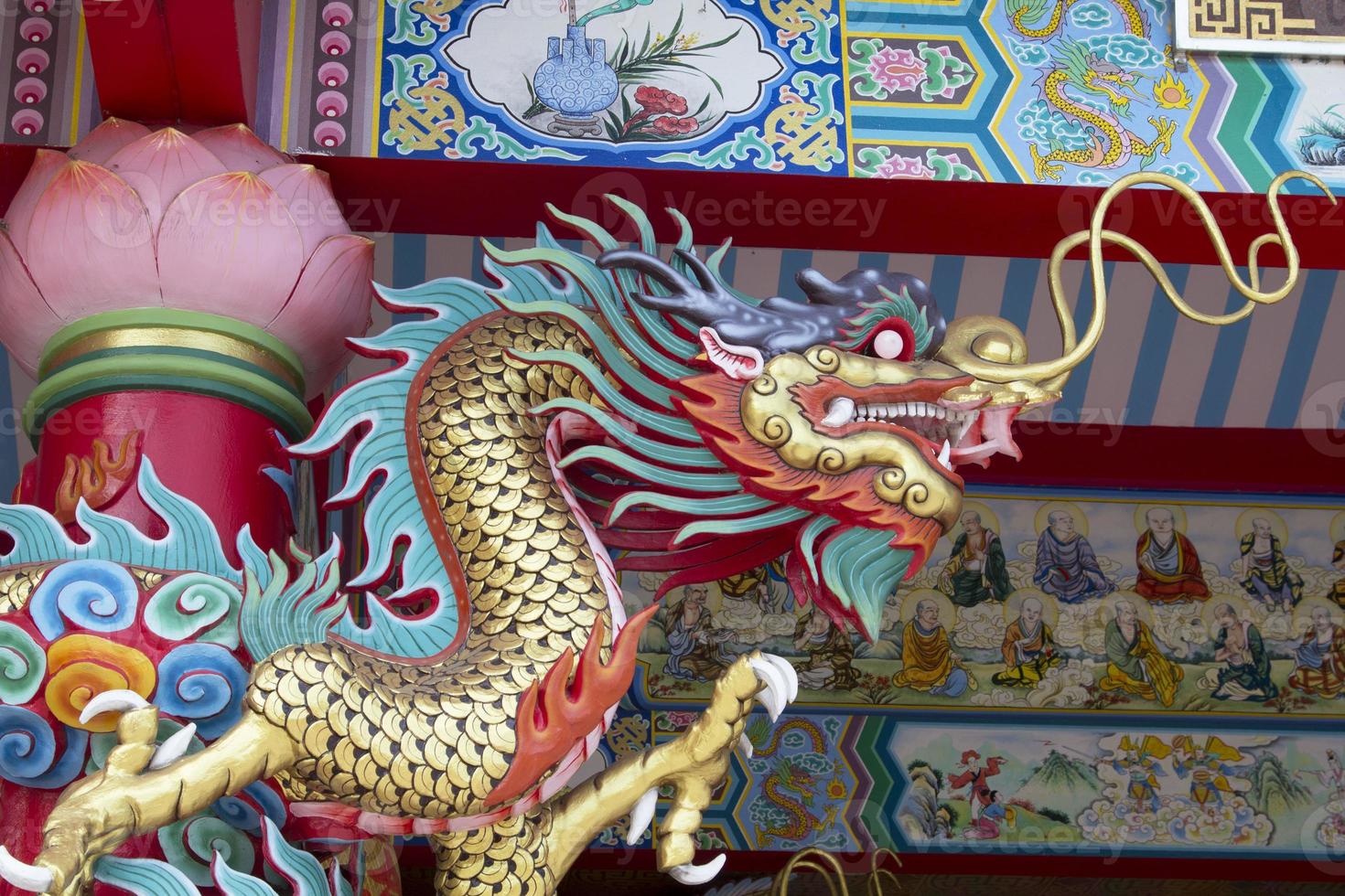 Las estatuas de dragones, una criatura mítica en la literatura china, a menudo se decoran en los templos y en el techo como hermosas esculturas y cielos azules. foto