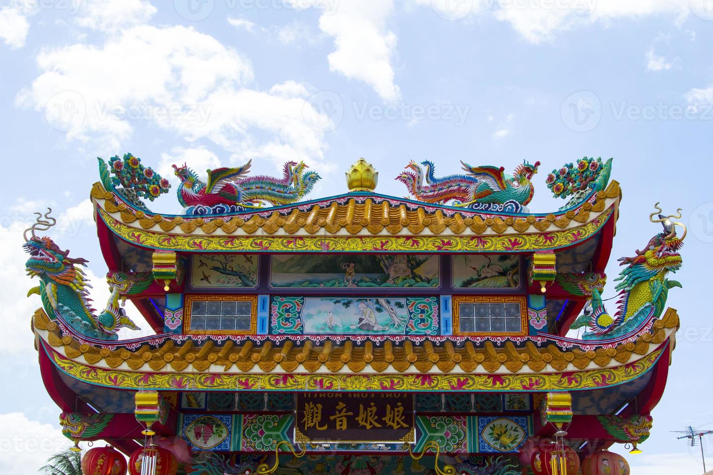 los arcos de entrada de los templos chinos presentan estatuas de dragones y tigres voladores, criaturas míticas de la literatura china, a menudo adornadas en los templos, y en los techos hay hermosas esculturas foto