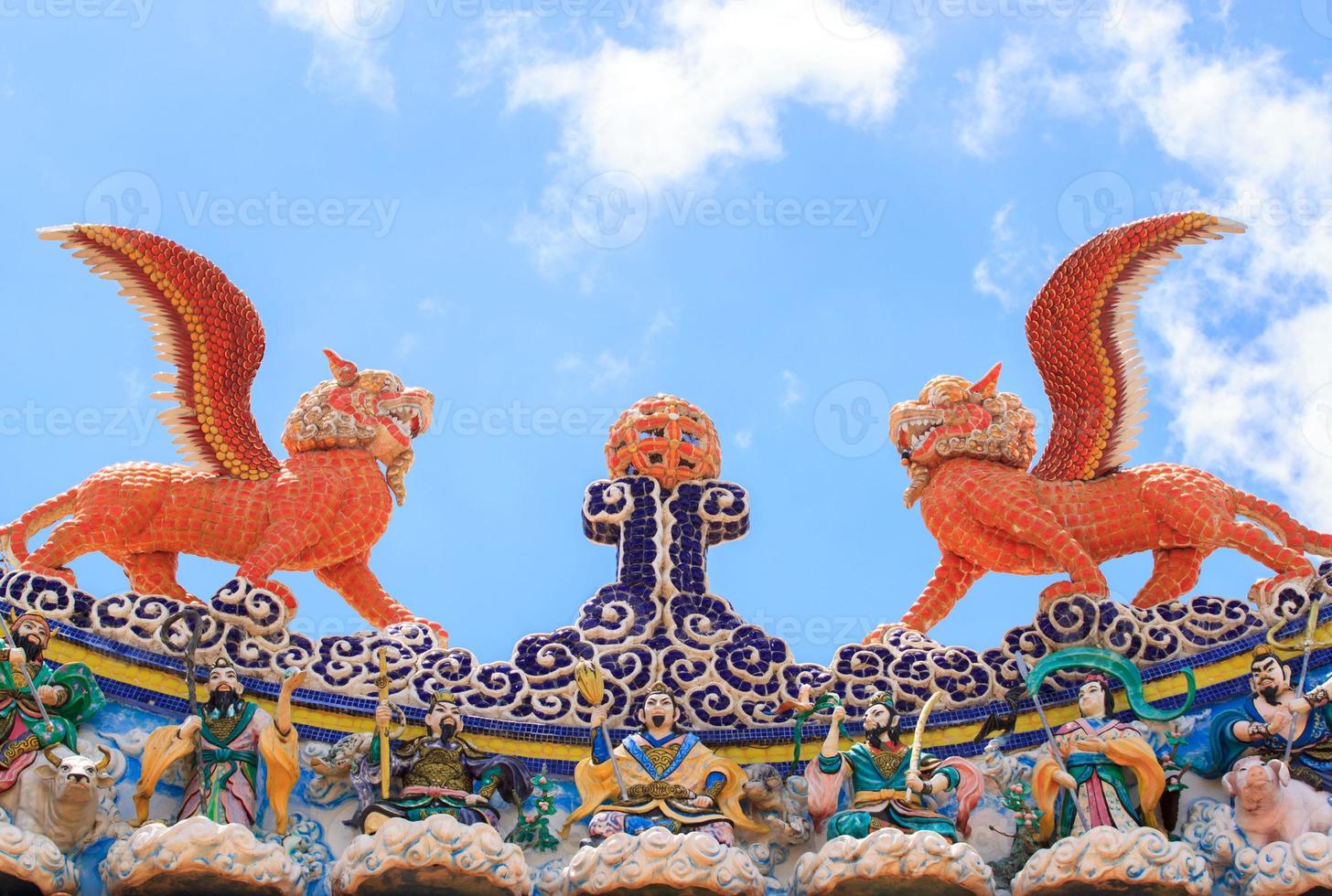 Las estatuas de tigres voladores, un animal mítico en la literatura china, a menudo se decoran en los templos y en el techo como hermosas esculturas. foto