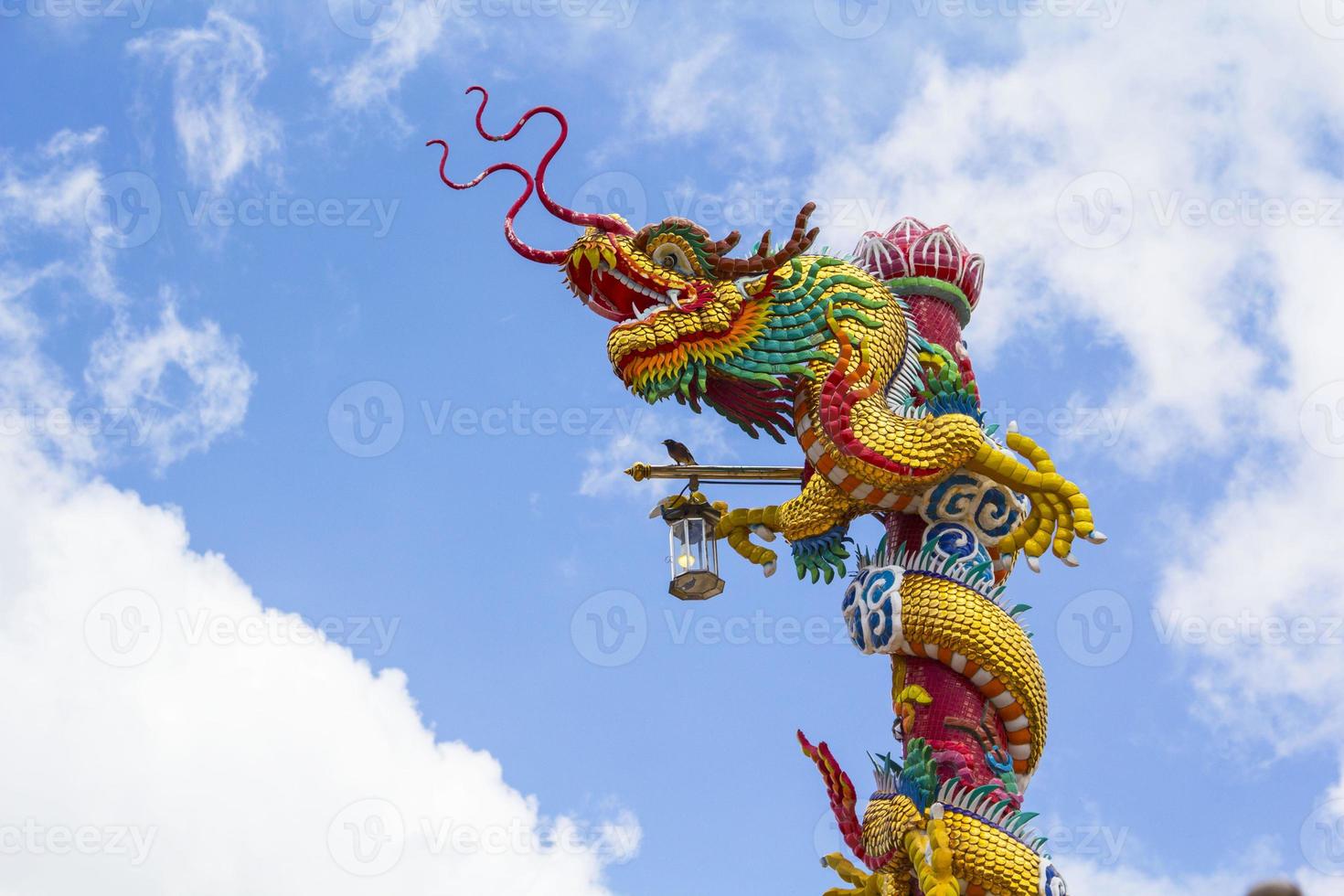 Las estatuas de dragones, una criatura mítica en la literatura china, a menudo se decoran en los templos y en el techo como hermosas esculturas y cielos azules. foto