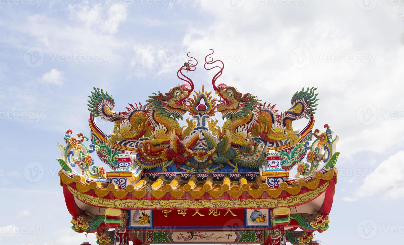 The entrance arches of Chinese temples feature statues of dragons and flying tigers, mythical creatures in Chinese literature, often adorned in temples, and on the roofs are beautiful sculptures photo