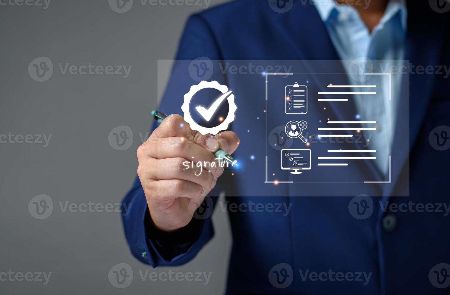 concepto de negocio de firma electrónica. el gerente firma electrónicamente un acuerdo en tableta, negocio aprobado, plan de ejecución, proyecto aprobado. firma digital. documento electrónico, negocio digital foto