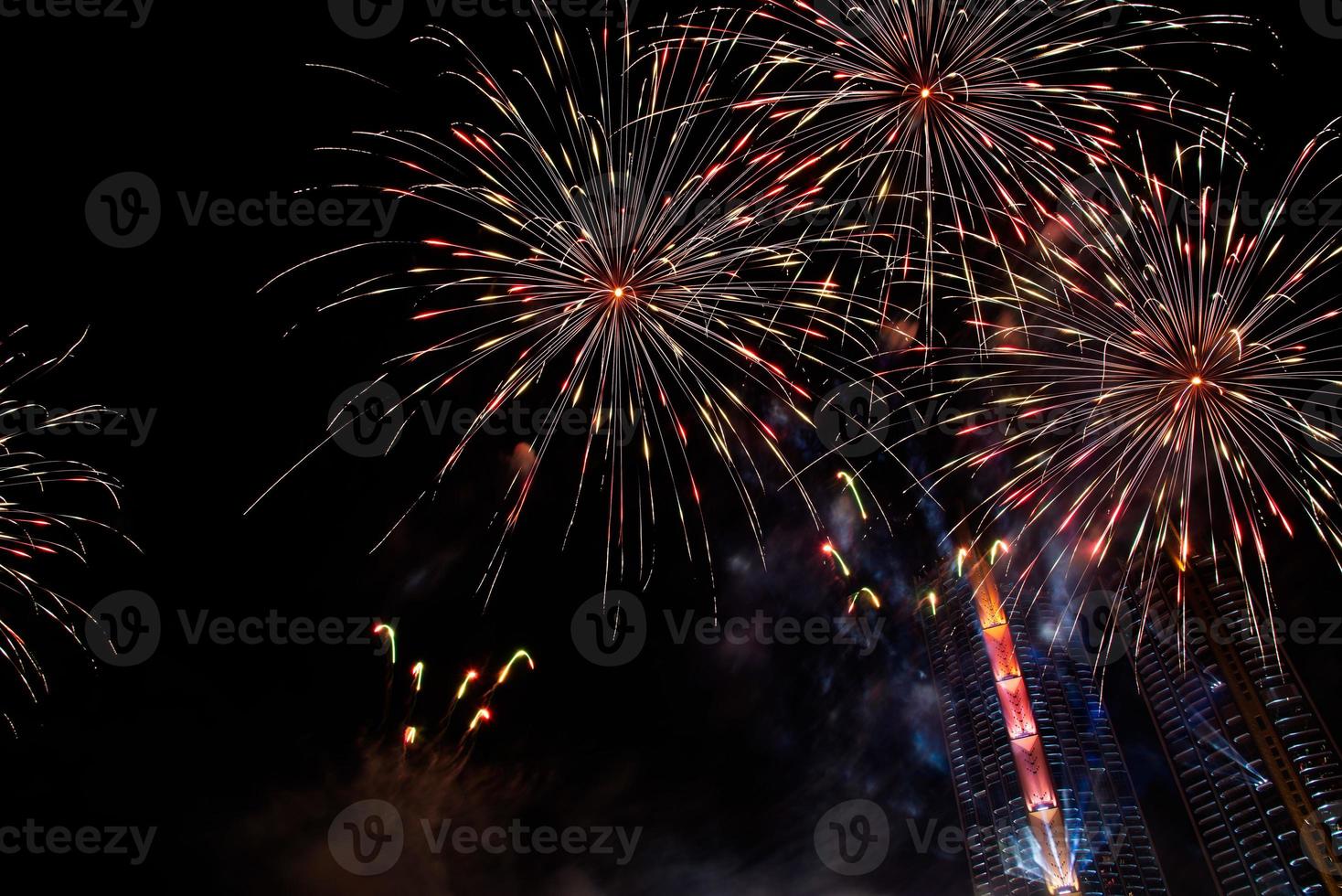 celebración de año nuevo, multitud y coloridos fuegos artificiales cerca del río, tailandia foto