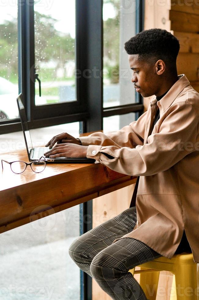 hombre de negocios negro trabajando foto