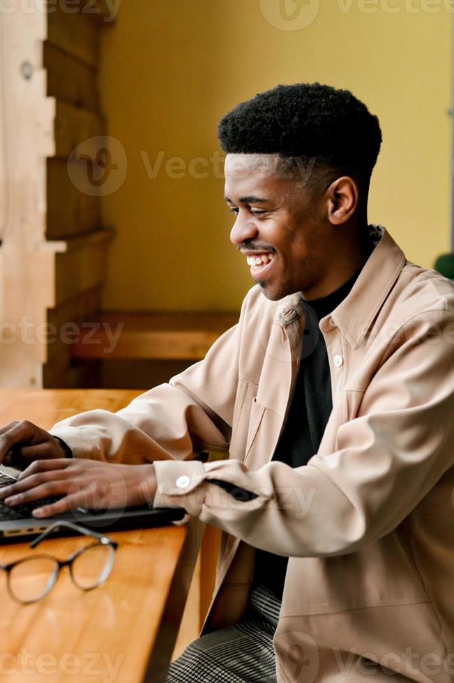 hombre de negocios negro trabajando foto