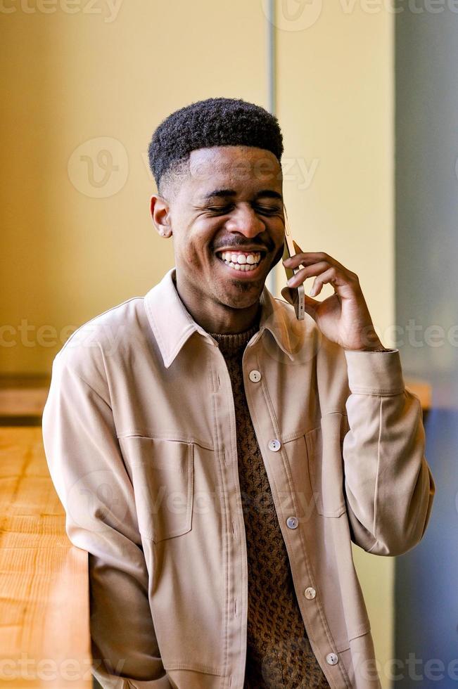 hombre de negocios negro trabajando foto