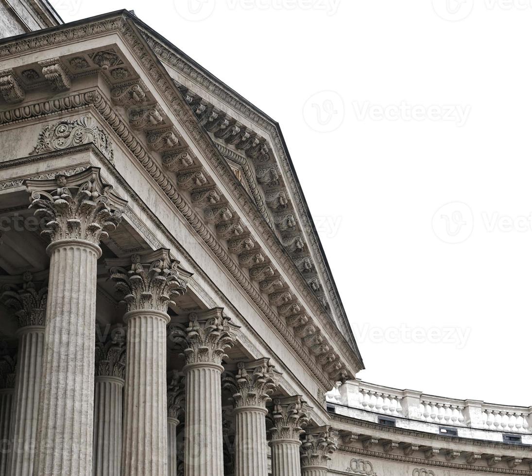 columna arquitectónica clásica. detalles de la arquitectura de un edificio histórico. elemento de edificio exterior con columnas y molduras de estuco en el techo de la catedral en st. petersburgo, rusia. foto