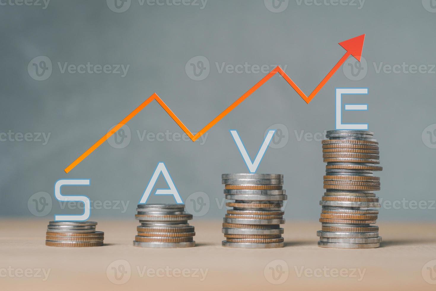 primer plano de la creación de monedas con gráfico de riqueza, gráfico de stock gráfico de crecimiento y letra de guardado en el fondo de madera foto