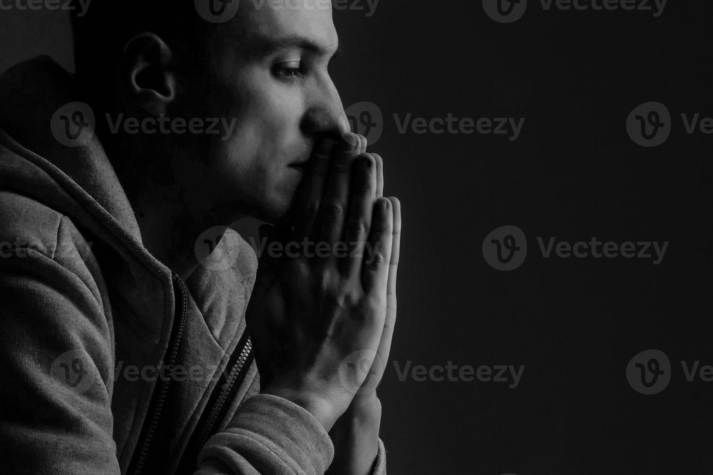 hombre rezando manos esperando lo mejor. sentimiento de expresión facial de emoción humana. oración, pueblo, iglesia. foto