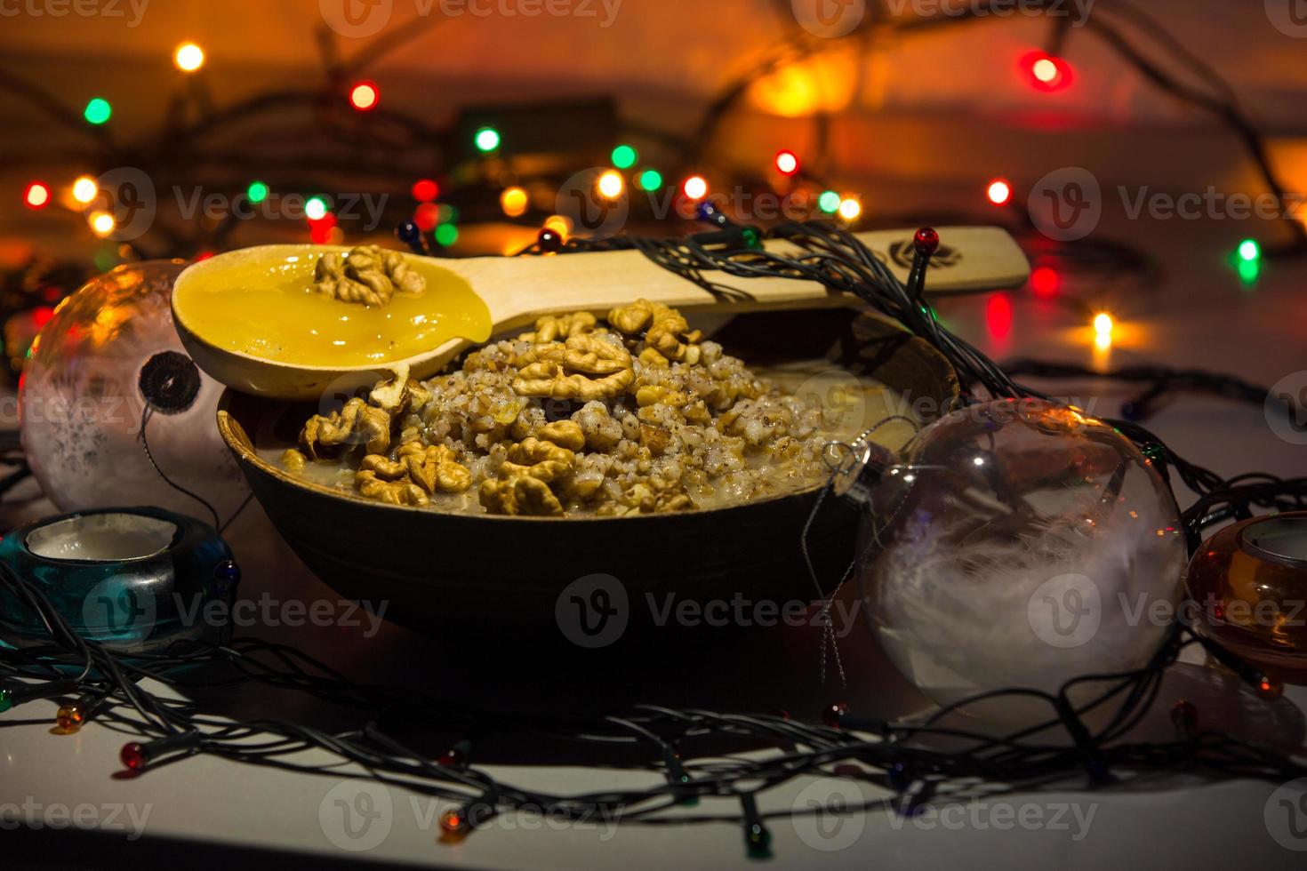 cuenco con kutia - comida dulce tradicional de navidad en ucrania, bielorrusia y polonia, sobre mesa de madera, sobre fondo brillante foto