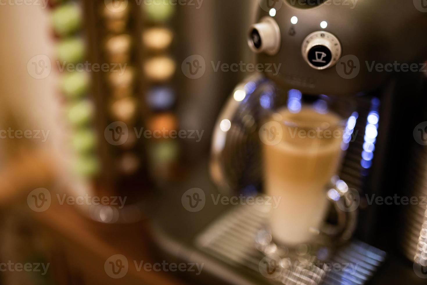 máquina de café con taza de café máquina de café espresso haciendo café con fondo de cápsulas en madera foto