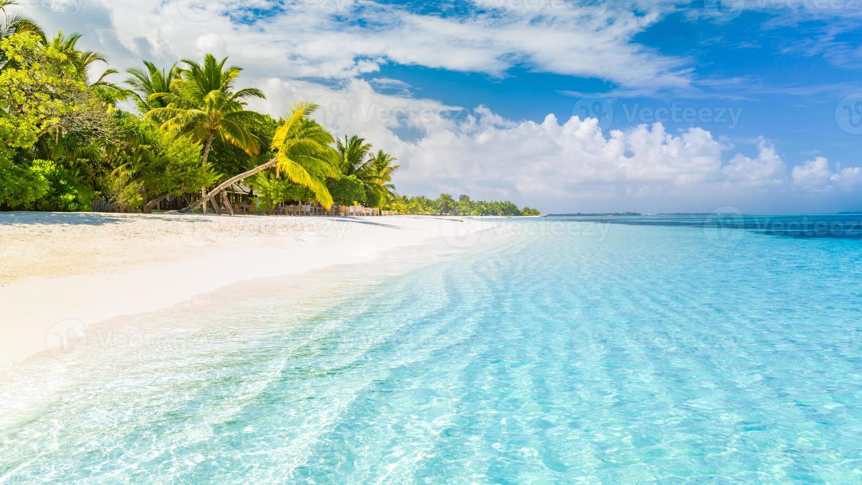 hermosa playa. fondo de playa tropical como paisaje de verano, arena blanca y mar tranquilo para pancarta de playa. perfecto concepto de vacaciones de playa y vacaciones de verano. impulsar el proceso de color foto