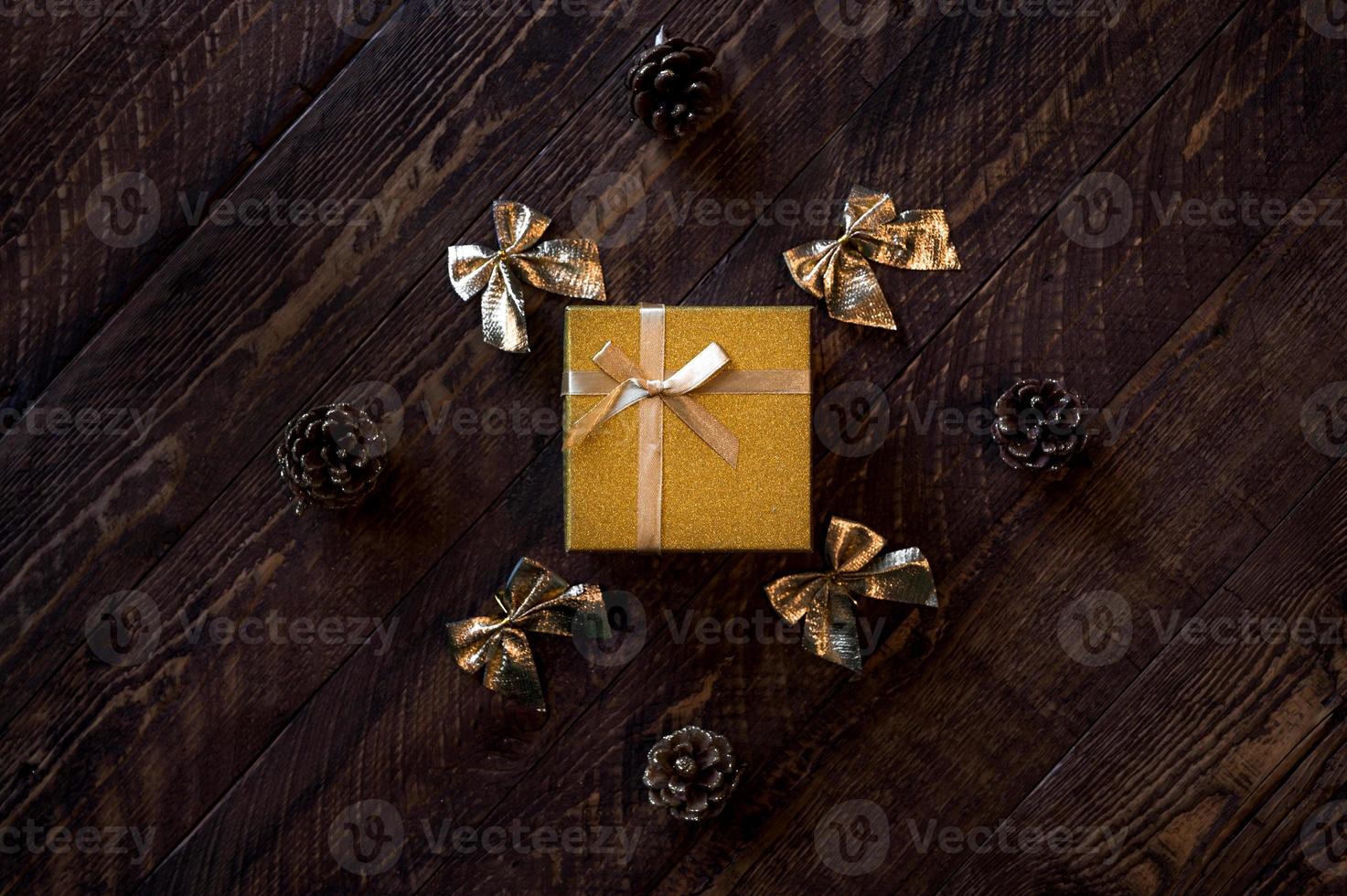 plano de navidad rústico con caja de regalo enmarcada por diferentes elementos ornamentales foto