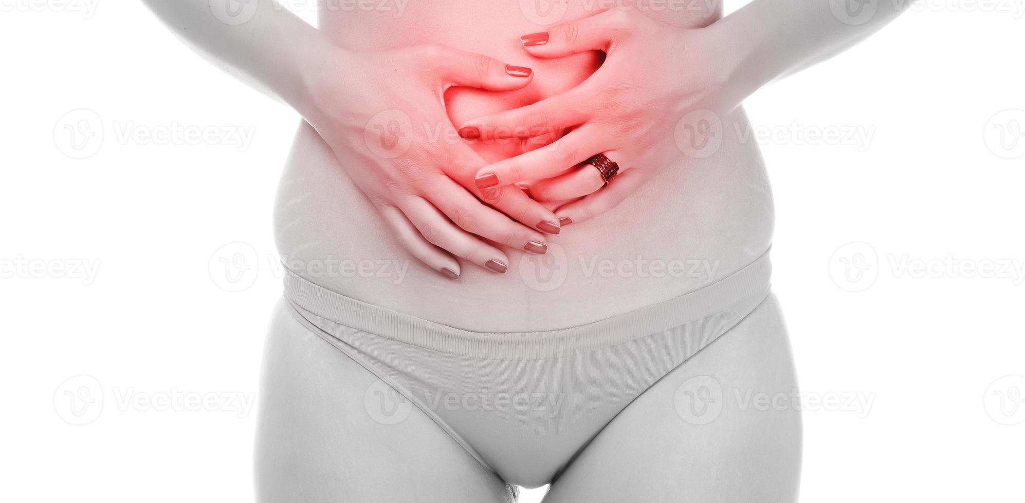 mujer joven que sufre de fuerte dolor abdominal. aislado sobre fondo blanco foto