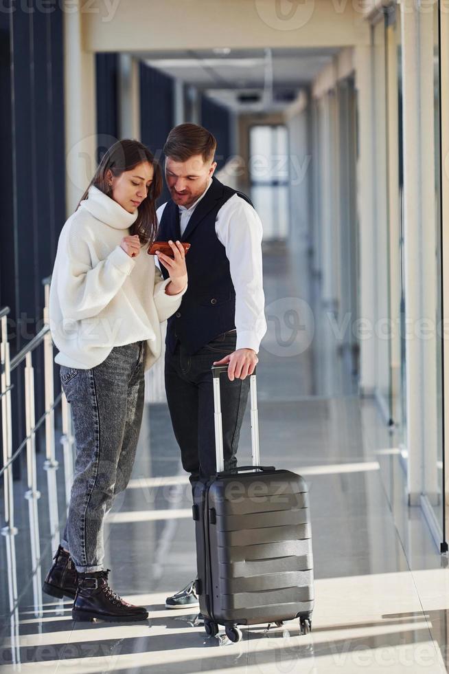 una joven con ropa informal está con un hombre con ropa formal juntos en el  interior 15288010 Foto de stock en Vecteezy