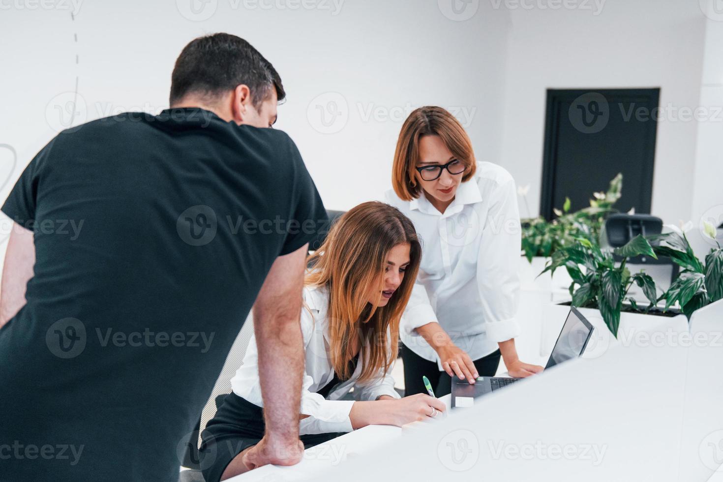 grupo de empresarios vestidos de forma formal en el interior de la oficina foto