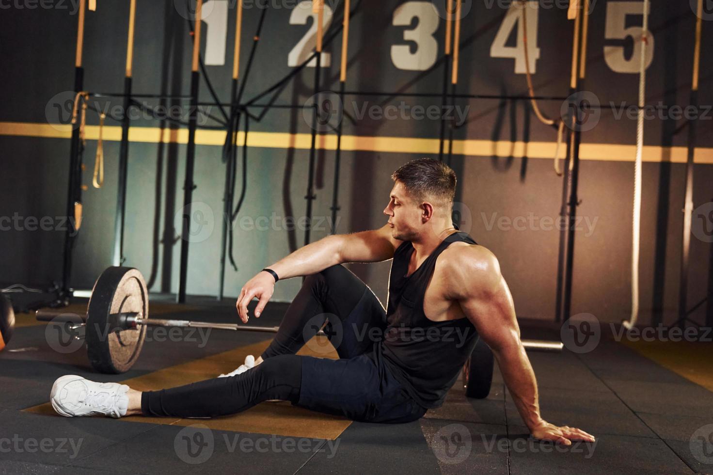 hombre afroamericano fuerte con ropa deportiva levantando pesas en el  gimnasio 16727516 Foto de stock en Vecteezy