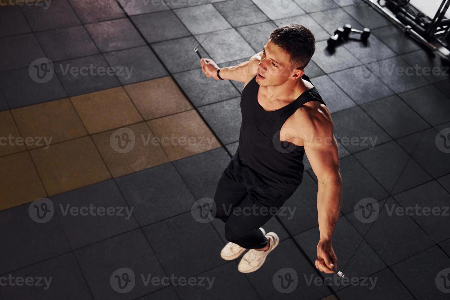 un hombre fuerte con ropa deportiva tiene un día de entrenamiento en el  gimnasio 15293823 Foto de stock en Vecteezy