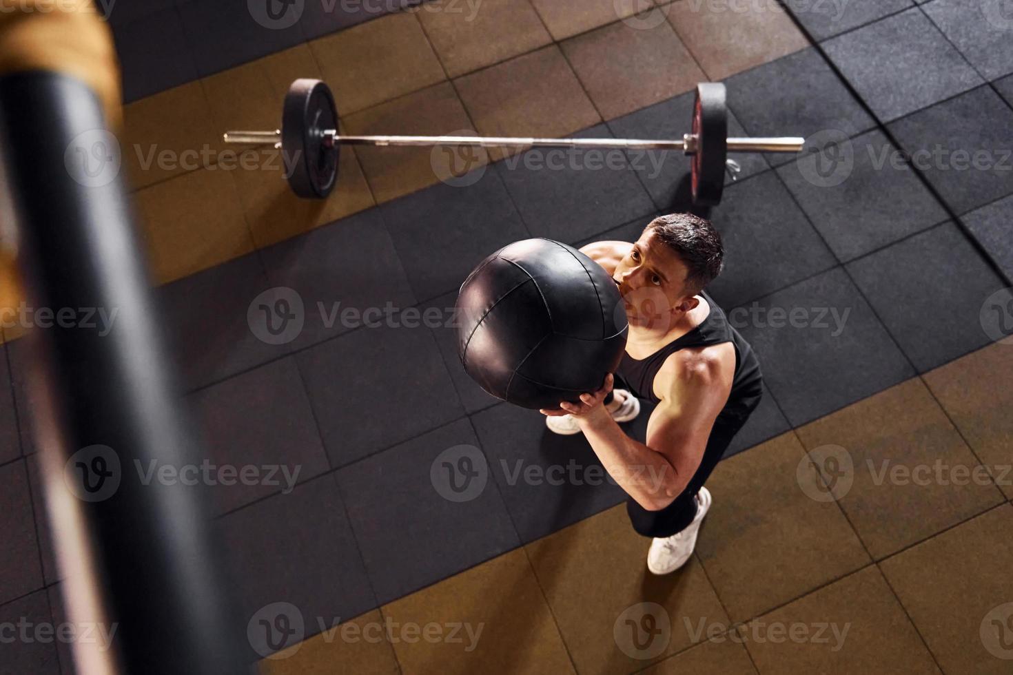 Un hombre fuerte con ropa deportiva tiene un día de entrenamiento en el  gimnasio.