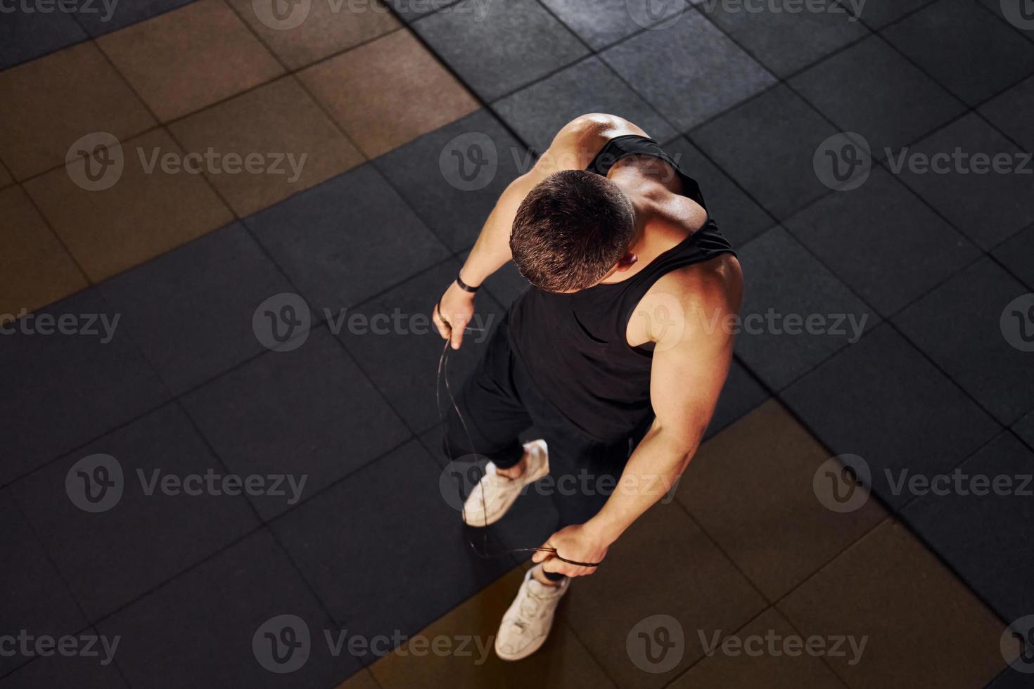 un hombre fuerte con ropa deportiva tiene un día de entrenamiento en el  gimnasio 15293823 Foto de stock en Vecteezy