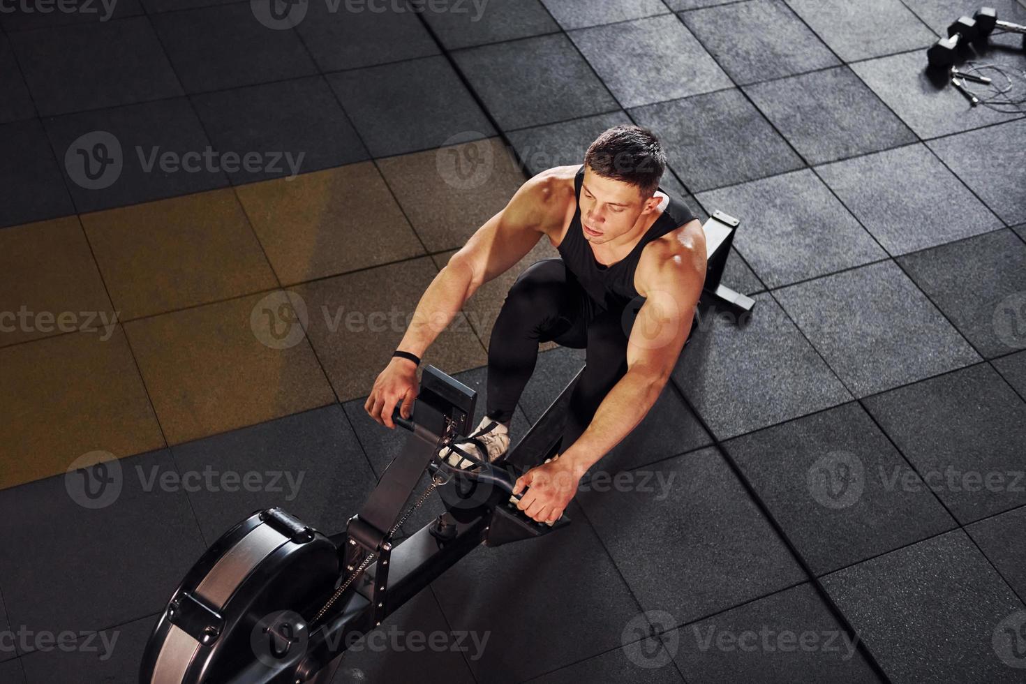 Un hombre fuerte con ropa deportiva tiene un día de entrenamiento