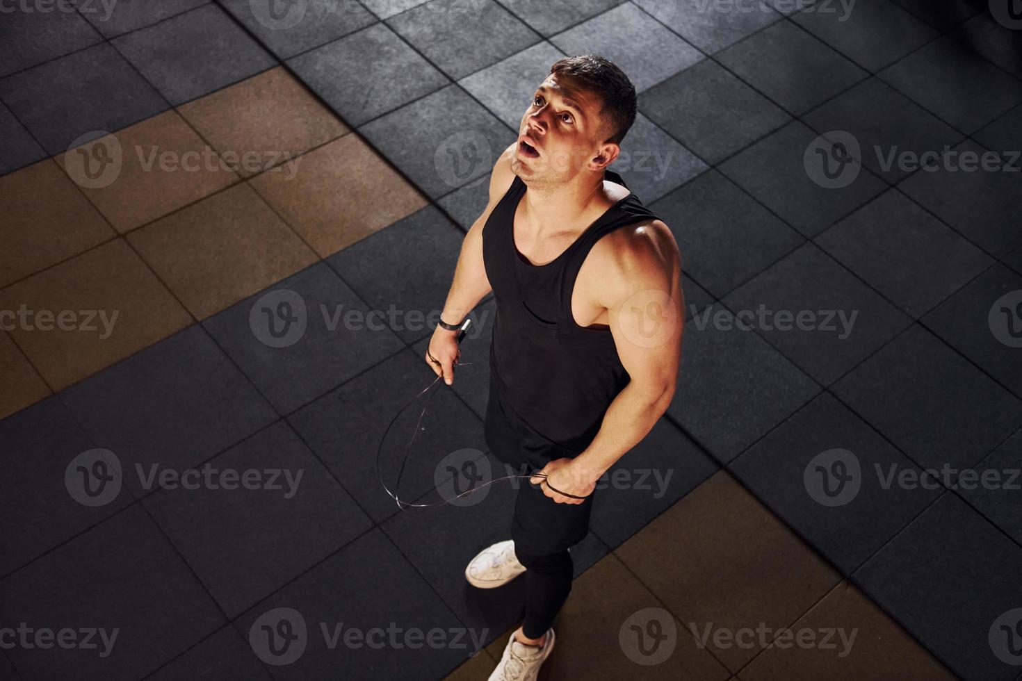 Un hombre fuerte con ropa deportiva tiene un día de entrenamiento