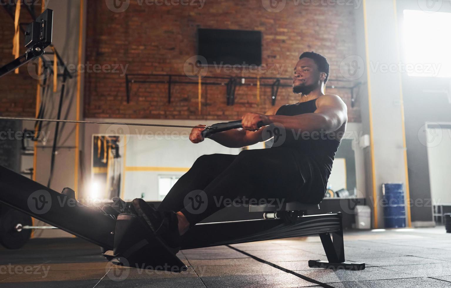 hombre afroamericano fuerte con ropa deportiva tiene un día de  entrenamiento en el gimnasio usando equipo 15293940 Foto de stock en  Vecteezy