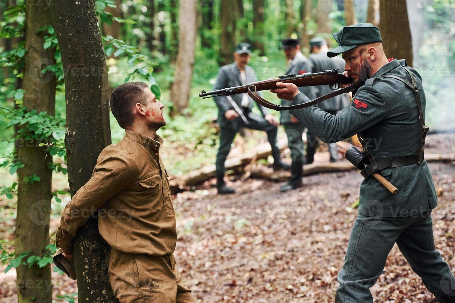 ternopil, ucrania - junio de 2020 filmación de la película del ejército insurgente ucraniano upa. fotos del backstage. interrogatorio del rehén que ató al árbol