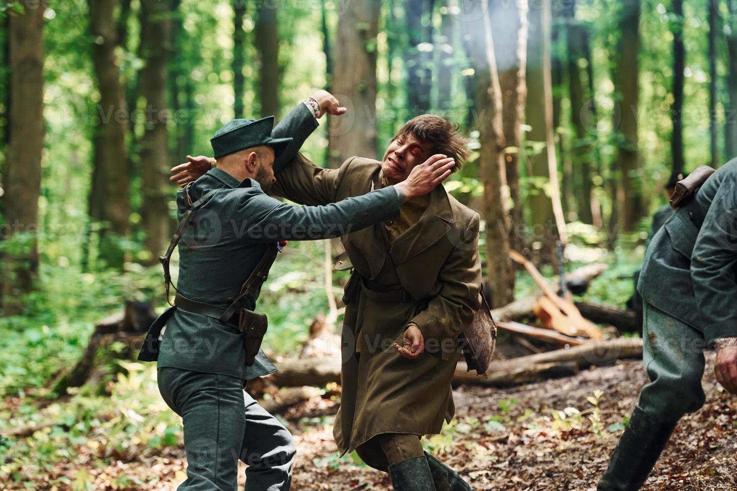 ternopil, ucrania - junio de 2020 filmación de la película del ejército insurgente ucraniano upa. fotos del backstage. escena de lucha