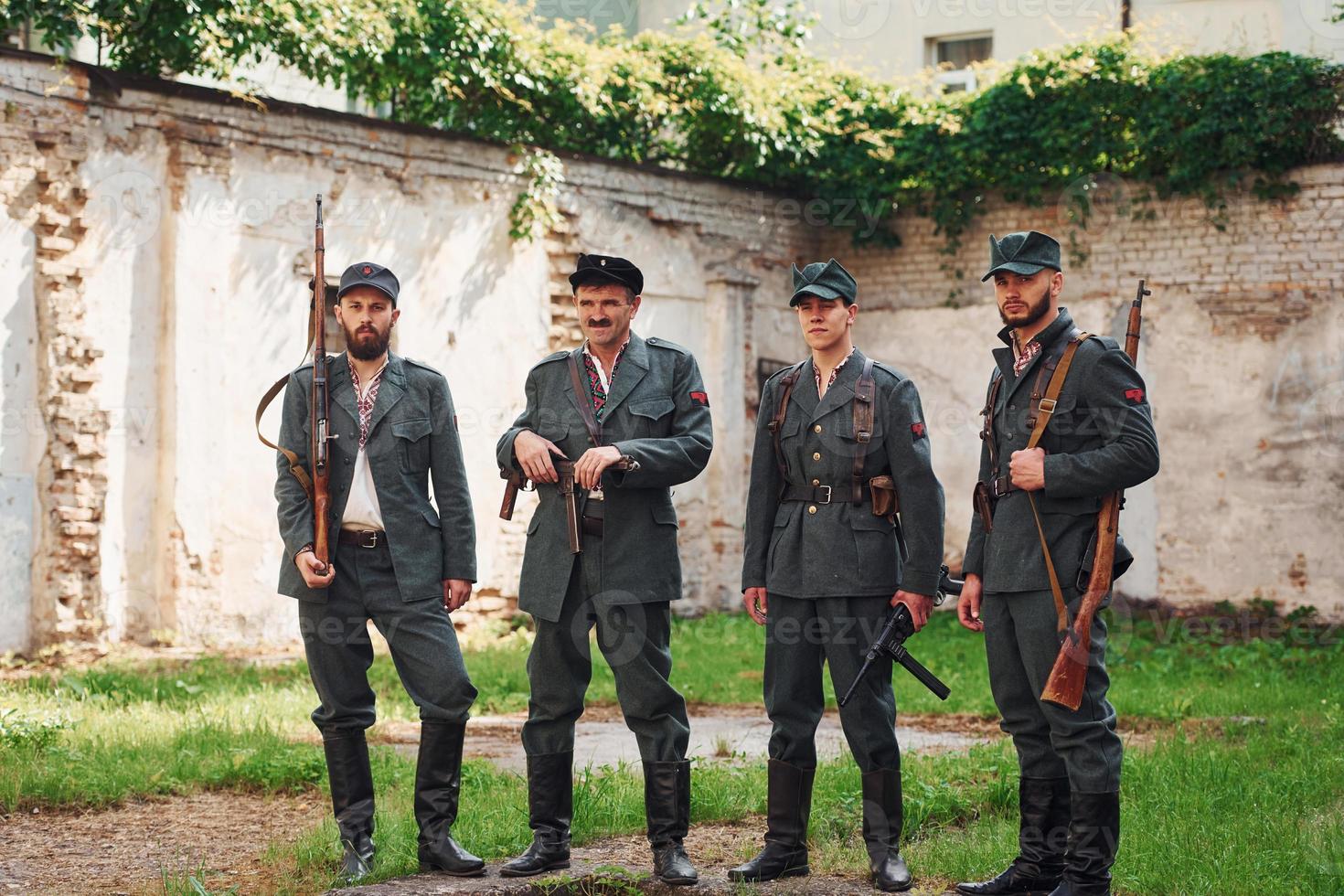 ternopil, ucrania - junio de 2020 filmación de la película del ejército insurgente ucraniano upa. fotos del backstage. soldados de pie cerca del edificio antiguo