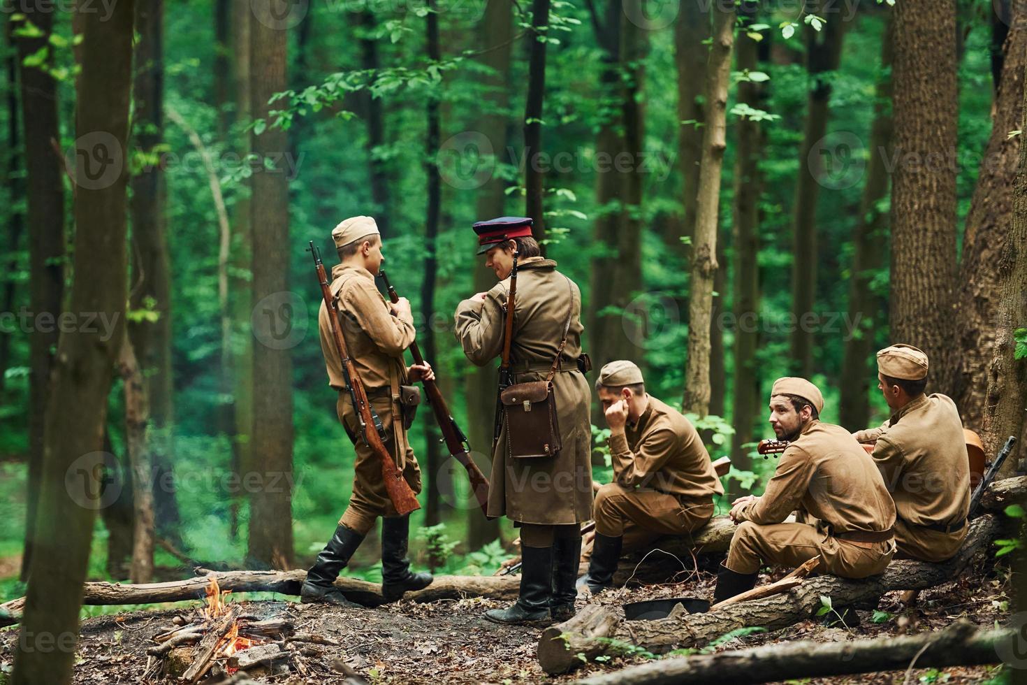 ternopil, ucrania - junio de 2020 filmación de la película del ejército insurgente ucraniano upa. fotos del backstage. soldados descansando en el bosque