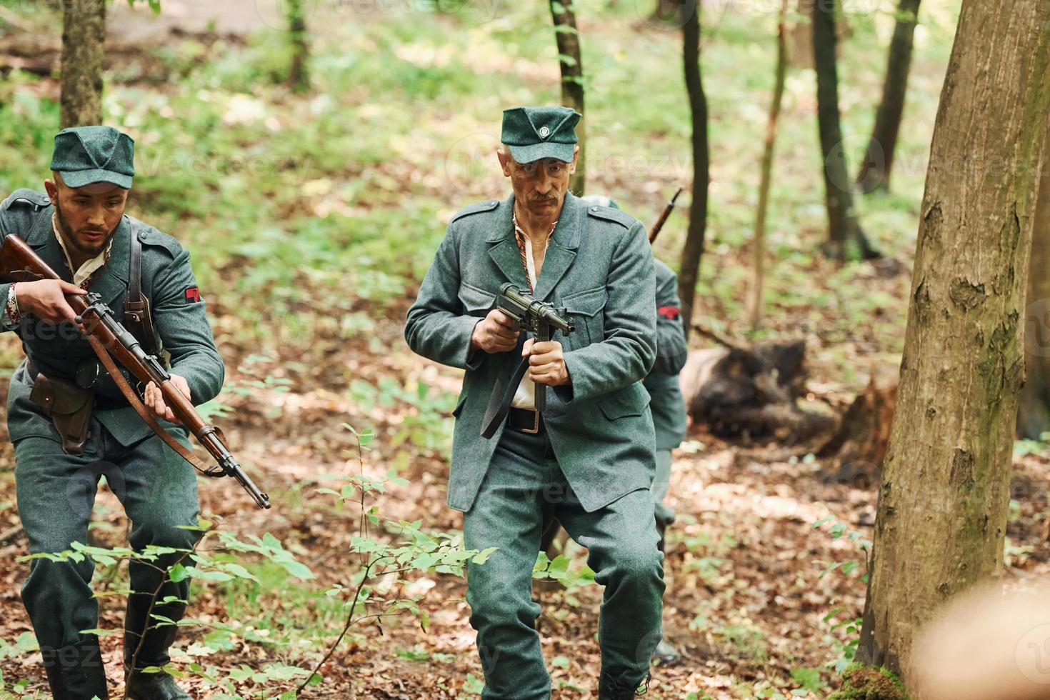 ternopil, ucrania - junio de 2020 filmación de la película del ejército insurgente ucraniano upa. fotos del backstage. soldados jóvenes y viejos con armas están atacando