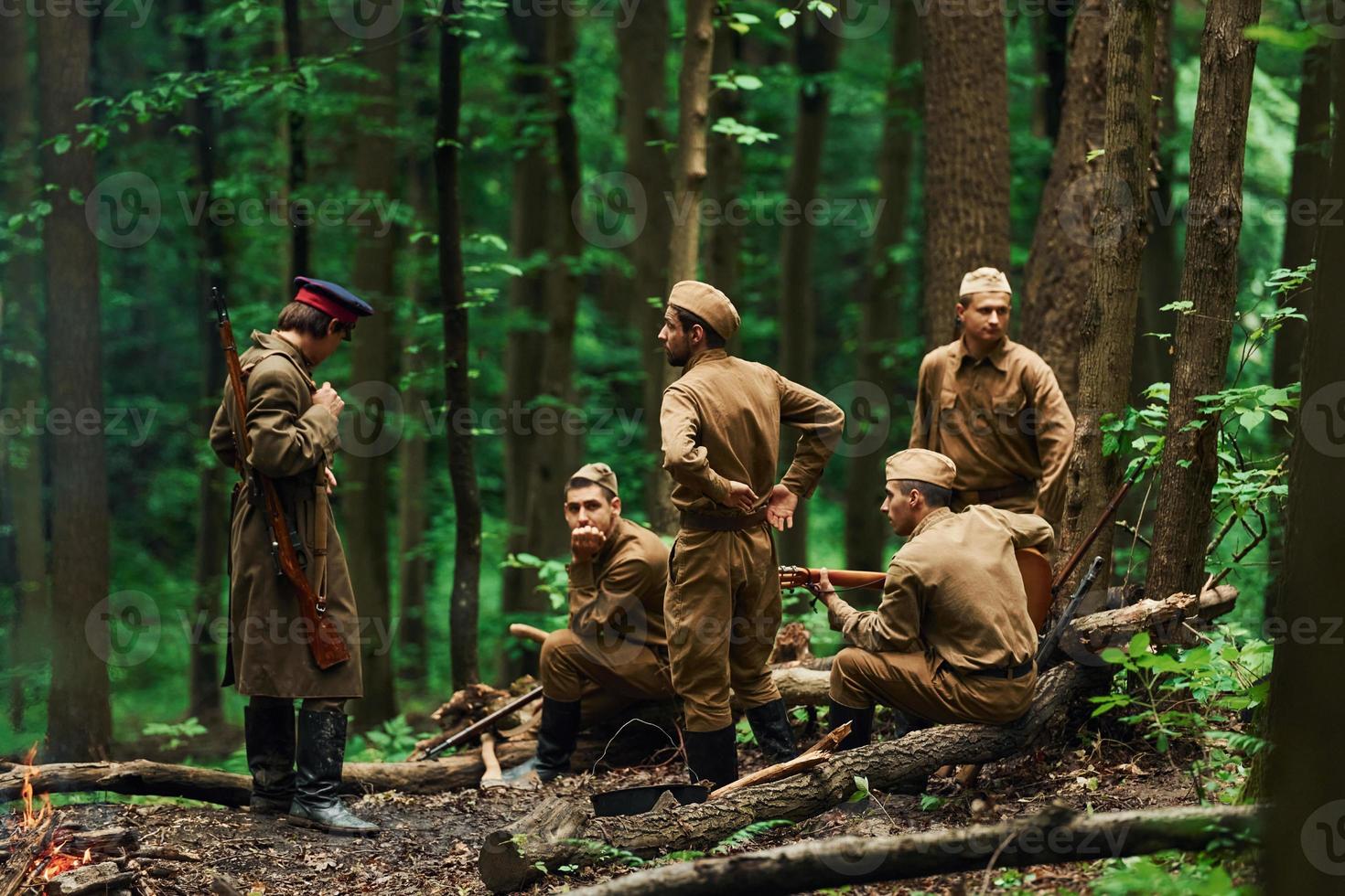 ternopil, ucrania - junio de 2020 filmación de la película del ejército insurgente ucraniano upa. fotos del backstage. soldados descansando en el bosque