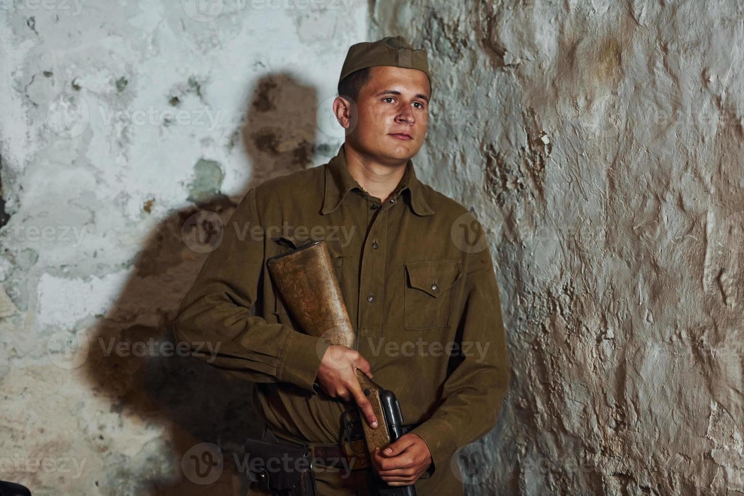 ternopil, ucrania - junio de 2020 filmación de la película del ejército insurgente ucraniano upa. fotos del backstage. joven soldado adentro con arma