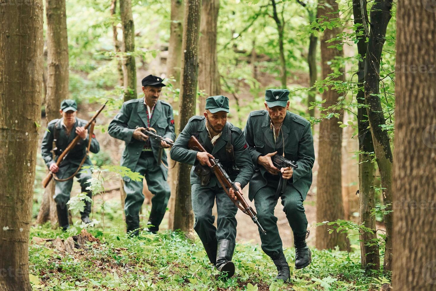 ternopil, ucrania - junio de 2020 filmación de la película del ejército insurgente ucraniano upa. fotos del backstage. soldados jóvenes y viejos con armas están atacando