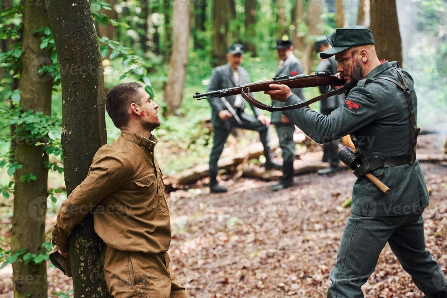 ternopil, ucrania - junio de 2020 filmación de la película del ejército insurgente ucraniano upa. fotos del backstage. interrogatorio del rehén que ató al árbol