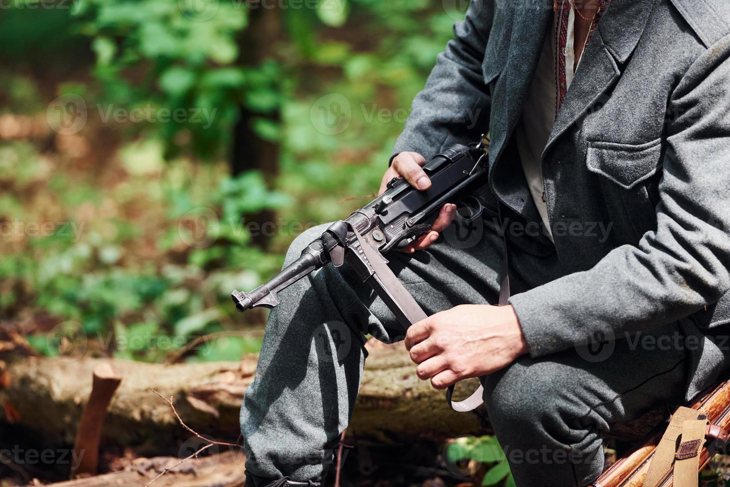 ternopil, ucrania - junio de 2020 filmación de la película del ejército insurgente ucraniano upa. fotos del backstage. soldado con arma está sentado