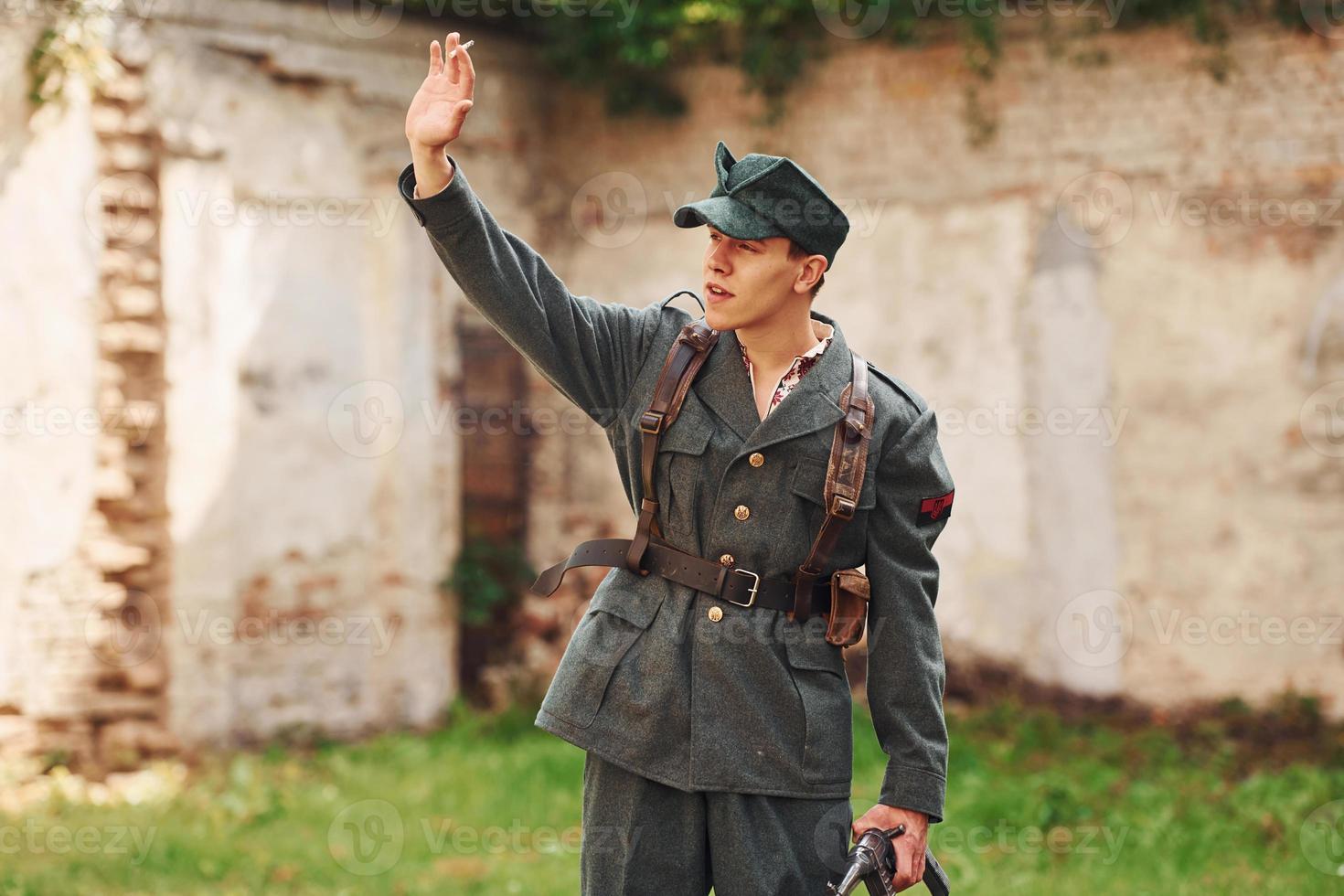 ternopil, ucrania - junio de 2020 filmación de la película del ejército insurgente ucraniano upa. fotos del backstage. joven soldado con arma