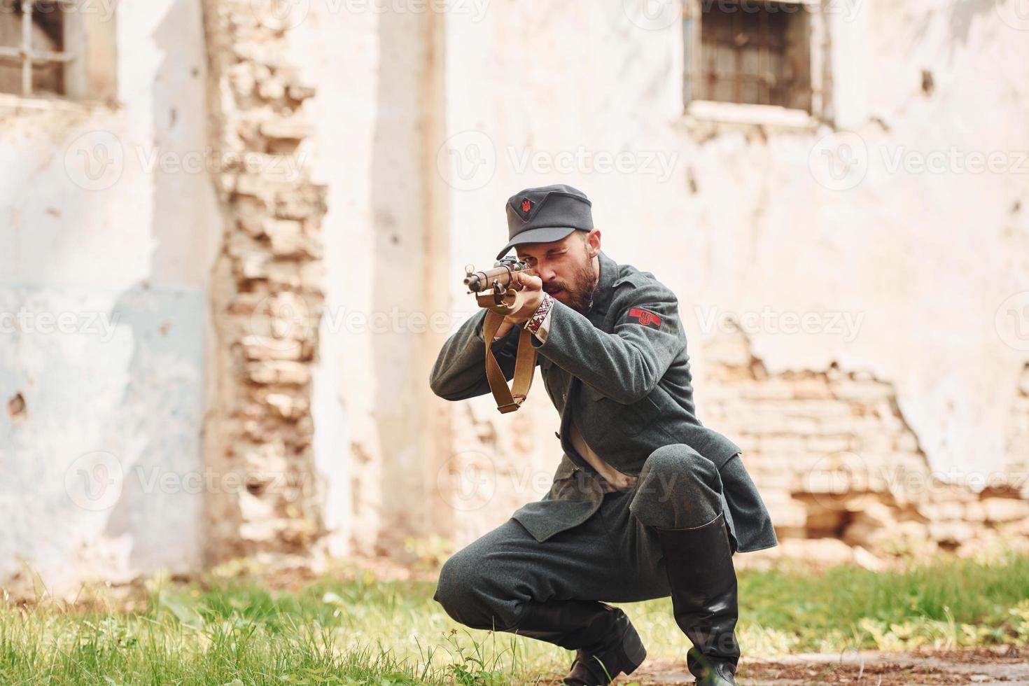 ternopil, ucrania - junio de 2020 filmación de la película del ejército insurgente ucraniano upa. fotos del backstage. joven soldado con arma cerca del edificio antiguo