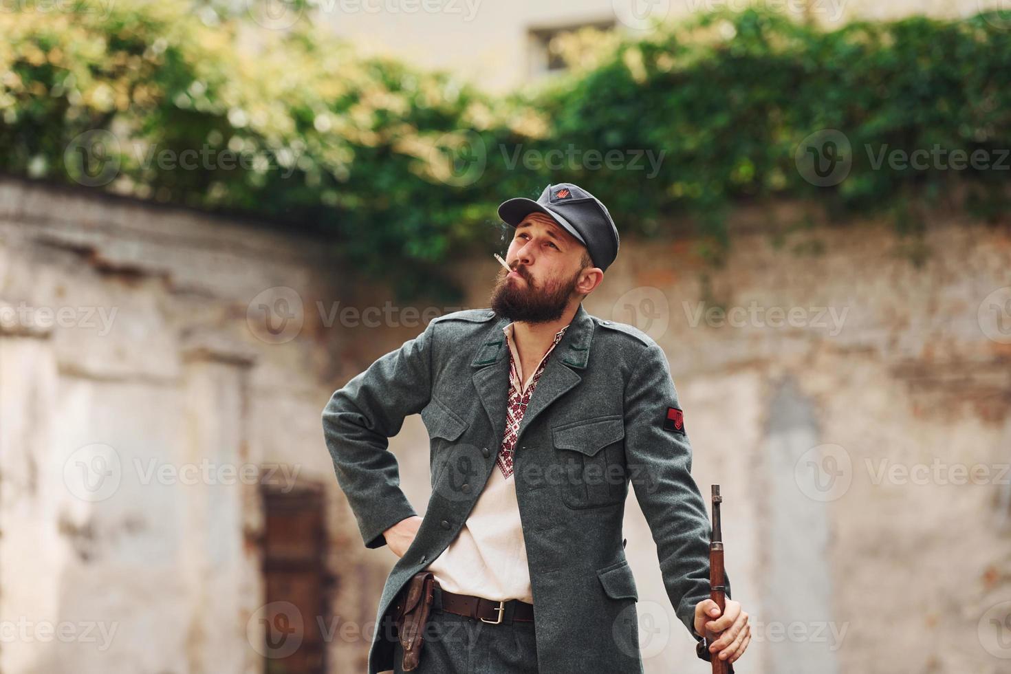 ternopil, ucrania - junio de 2020 filmación de la película del ejército insurgente ucraniano upa. fotos del backstage. joven soldado con arma