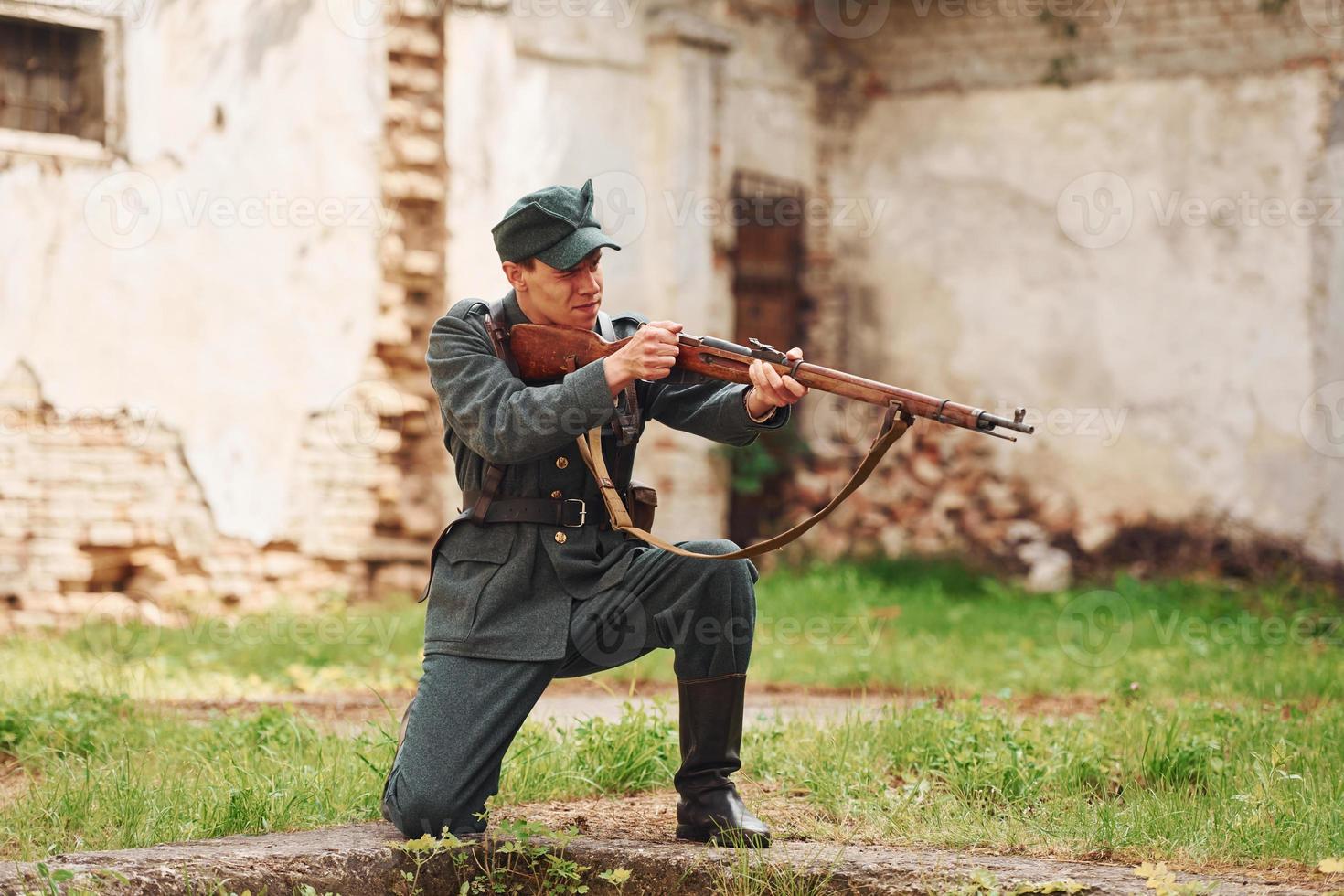 ternopil, ucrania - junio de 2020 filmación de la película del ejército insurgente ucraniano upa. fotos del backstage. joven soldado con arma