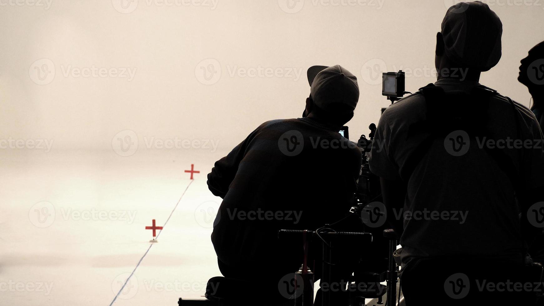 detrás de escena o filmación en el estudio y silueta del camarógrafo. foto