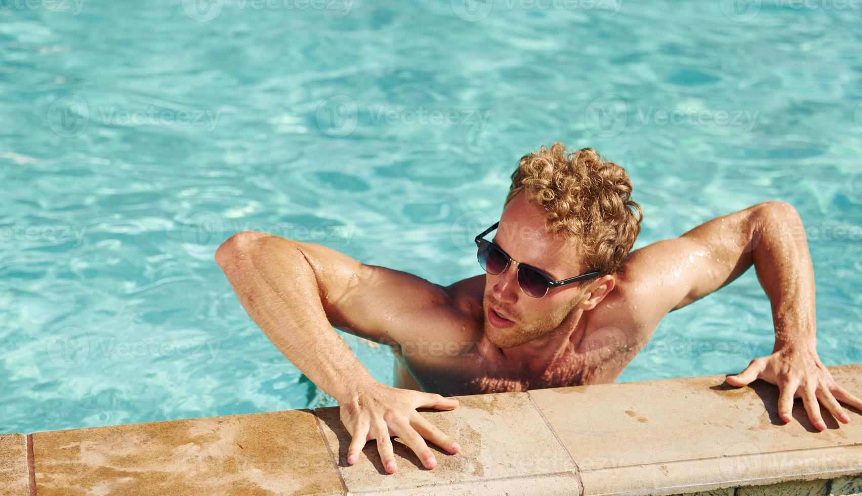 el hombre con gafas de sol negras está en la piscina en sus vacaciones  15299338 Foto de stock en Vecteezy